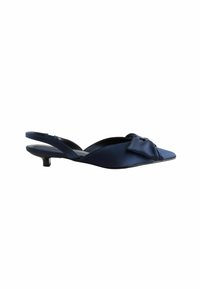 Tummansininen satiininen slingback-kengät, joissa on teräväkärkinen muotoilu, erottuva nauhakoriste askelmassa ja matala kitten-korko.