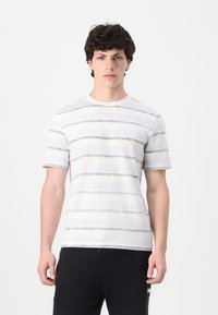 Kortermet t-skjorte med rund hals i lys grå med horisontale mørkegrå striper. Myk tekstur, normal passform og minimale designdetaljer.