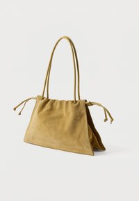 Borsa tote in suede giallo tenue con manici lunghi a coulisse, una texture morbida e una forma strutturata. Presenta una chiusura superiore arricciata.