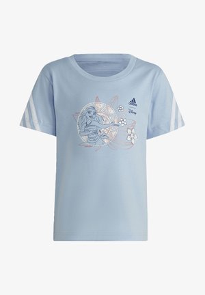Camiseta de algodón de color azul claro con un diseño impreso de un personaje rodeado de flores, con acentos de rayas blancas en las mangas.