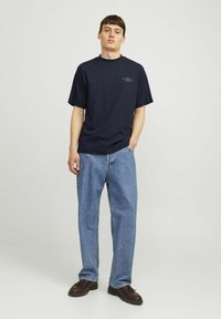 Jack & Jones PREMIUM JPRBLACHAD BRANDING CREW NECK TEE - Printtipaita - night sky