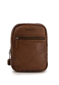 Brauner Leder-Rucksack mit einer vorderen Reißverschlusstasche, glatter Textur, runder Form und geprägtem "VENEZIA"-Logo auf der Vorderseite.