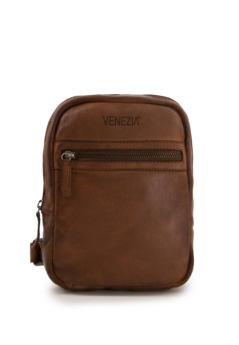 Brauner Leder-Rucksack mit einer vorderen Reißverschlusstasche, glatter Textur, runder Form und geprägtem "VENEZIA"-Logo auf der Vorderseite.