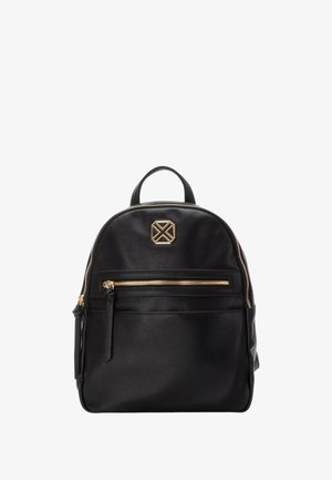 Mochila de cuero negra con herrajes dorados, parte superior redondeada, bolsillo frontal con cremallera, acabado texturizado y detalle central del logo.