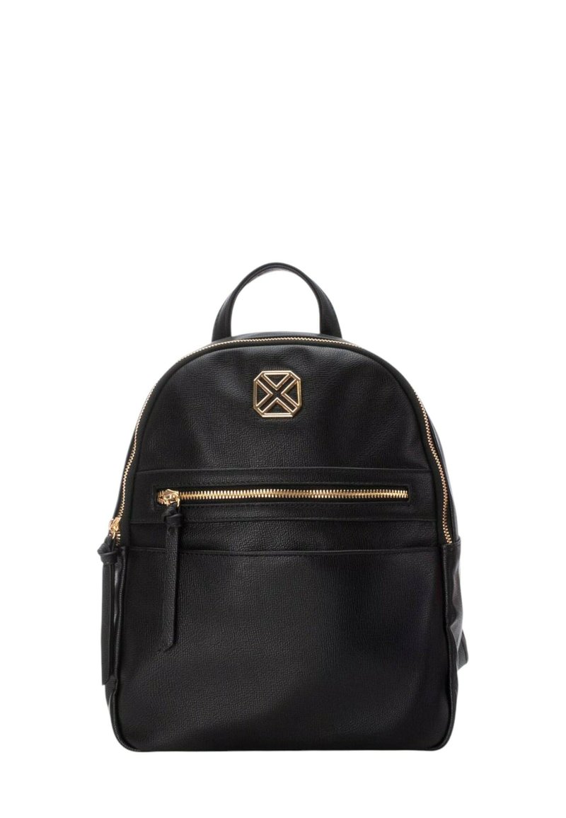 Zaino in pelle nera con hardware dorato, parte superiore arrotondata, tasca frontale con cerniera, finitura testurizzata e dettaglio centrale del logo.