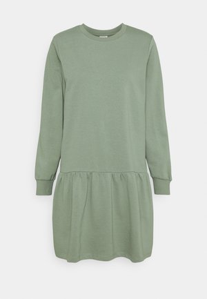 Vestido de manga larga en suave algodón verde con cuello redondo, cintura fruncida y dobladillo de falda acampanada. Textura suave, ajuste relajado.