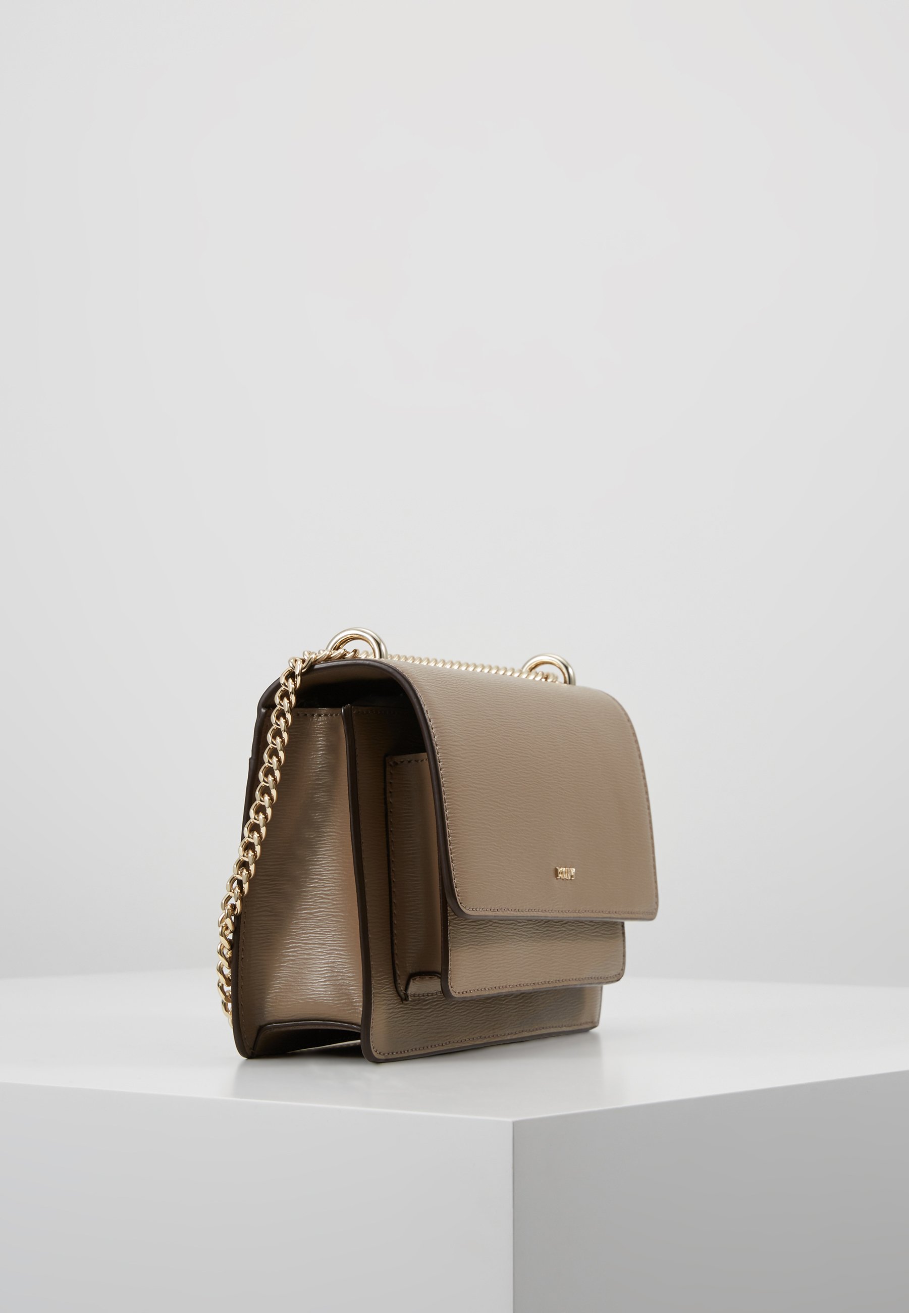 DKNY BRYANT SMALL CHAIN FLAP Axelremsväska mushroom DKNY BRYANT SMALL CHAIN FLAP Axelremsväska mushroom