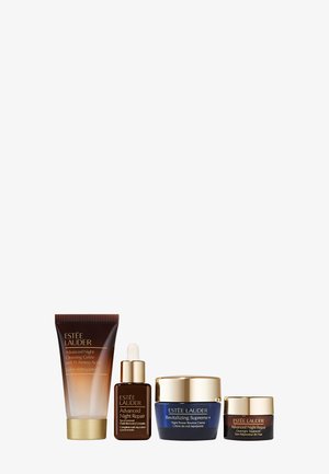 Quatre produits de soins de la peau Estée Lauder, comprenant le Gelée Nettoyant Avancé de Nuit, le sérum Réparation de Nuit, la crème Revitalisante Suprême+, et le pot de traitement Réparation de Nuit.