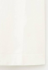 Tessuto di cotone bianco semplice con una sottile trama visibile e una piccola piega vicino al bordo inferiore.