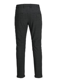 Pantalon slim gris foncé avec un motif à carreaux discret, comprenant deux poches passepoilées boutonnées à l’arrière et des revers roulés.