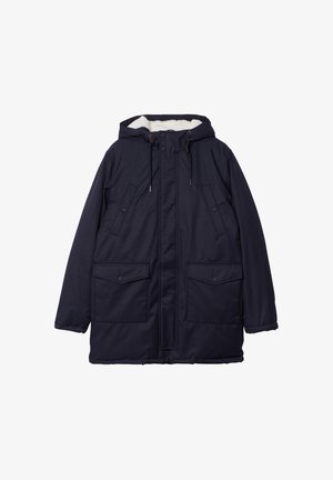 Giacca isolante blu navy con cappuccio foderato in pelliccia, due tasche esterne con pattina e cordini regolabili. Tessuto liscio, chiusura con bottoni.