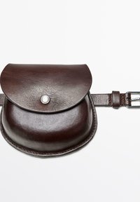 Borsa a pochette in pelle marrone con base arrotondata, chiusura a patta curva e bottone a pressione in metallo. Presenta una tracolla regolabile con fibbia.