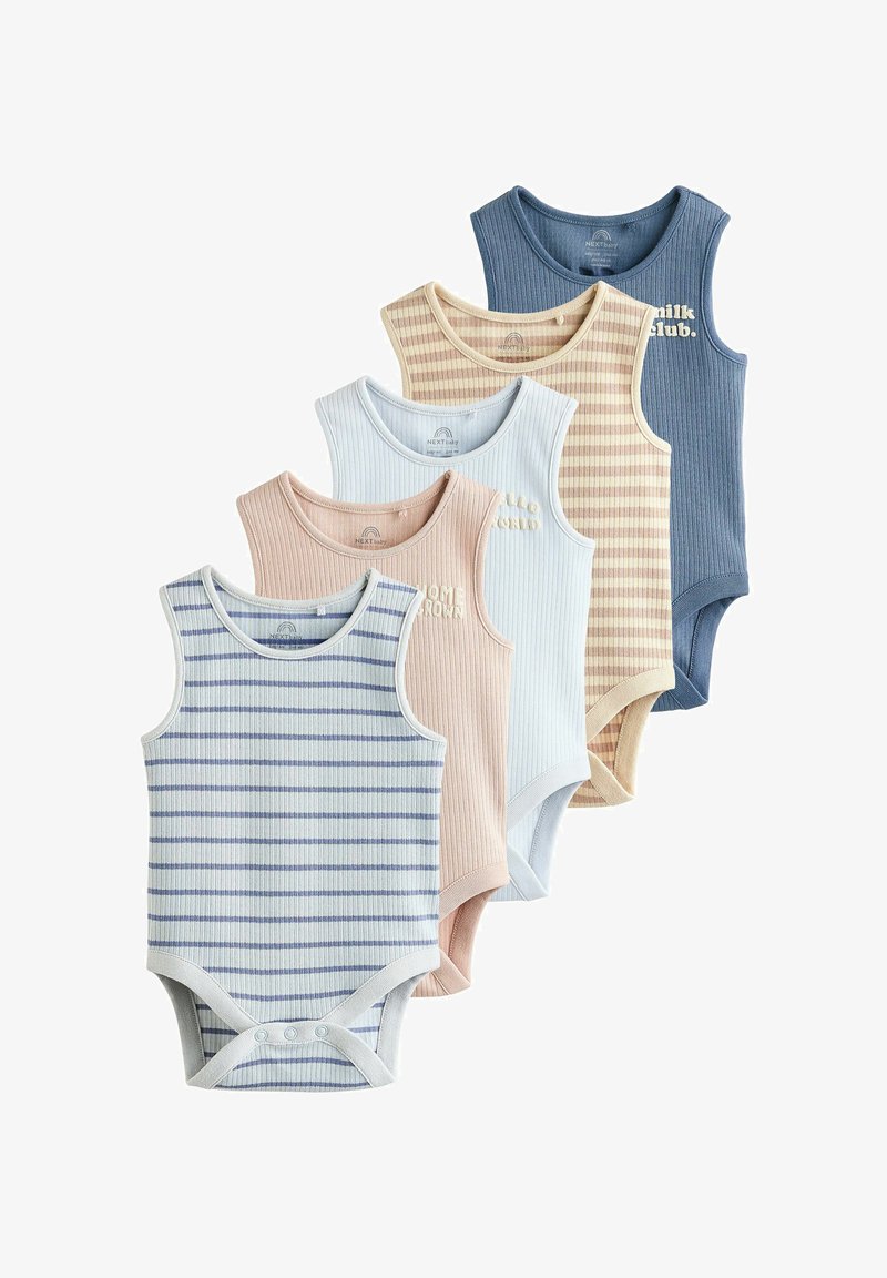 Fünf gerippte ärmellose Babybodys in Blau gestreift, Pfirsich, Weiß, Beige gestreift und einfarbig Blau, überlappend auf weißem Hintergrund angeordnet.