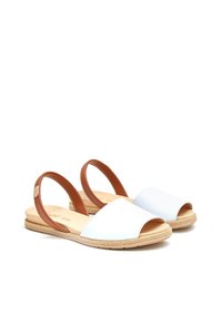 Sandalias slingback de cuero blanco con correas marrones, diseño de punta abierta, suelas planas trenzadas y plantilla acolchada para mayor comodidad.