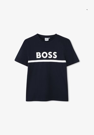 Marineblauw T-shirt met korte mouwen en ronde hals, witte horizontale streep en vetgedrukte witte tekst "BOSS" over de borst.