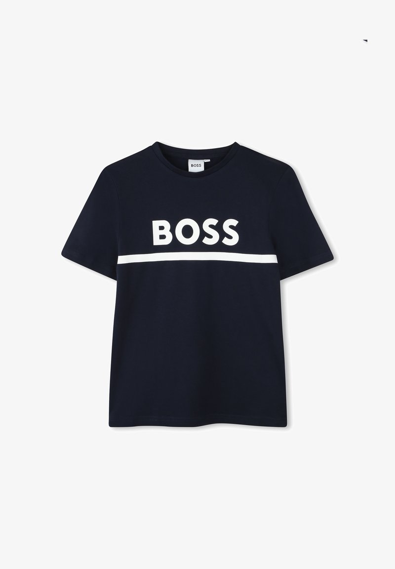 T-shirt bleu marine à manches courtes avec col rond, rayure horizontale blanche et texte blanc en gras "BOSS" sur la poitrine.