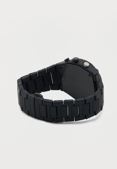 Μαύρο μεταλλικό λουρί ρολογιού με ορθογώνιο ψηφιακό καντράν, σε απεικόνιση από πίσω, με δύο κουμπιά στο πλάι.