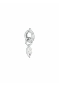 Silver hoops med en marquise-slipad klar sten, sammanflätade ringar, polerad yta och slät textur.