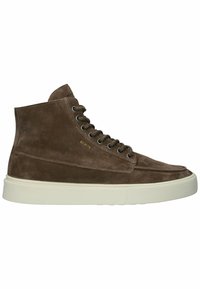 Bruine suède hoge sneakers met witte rubberen zolen. Voorzien van een ronde neus, platte veters en een minimalistisch ontwerp. Gouden logo-detail aanwezig.