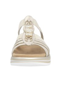 Beige Sandale mit einem strukturierten Riemendesign. Mit runden Metallakzenten und einem gepolsterten Fußbett. Weiße Sohle mit dezenten gestreiften Details.