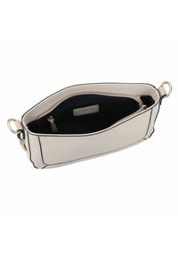 Beige Lederhandtasche mit schwarzem Piping. Verfügt über eine mit Reißverschluss verschlossene Innentasche und eine glatte Textur. Akzente aus goldfarbenem Metall. Offenes Oberteil.