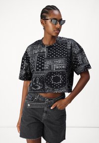 Karl Lagerfeld Jeans OVERSIZE CROP TEE - Print T-shirt - bandana black