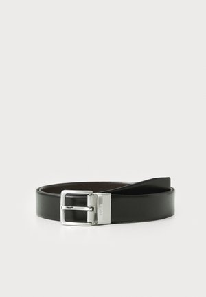 Cintura in pelle nera con una fibbia argentata lucida. Presenta una superficie liscia e un design minimale. Include il logo del marchio sulla fibbia.