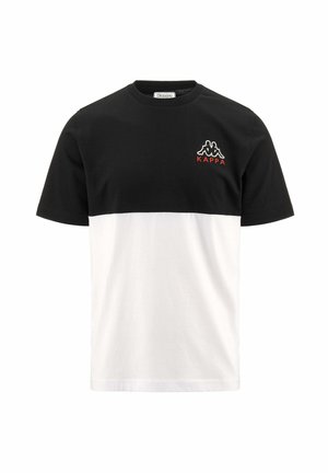 Camiseta de manga corta en blanco y negro. La mitad superior es negra y la mitad inferior es blanca. Presenta un logo rojo de "Kappa" en el pecho. Material de algodón.