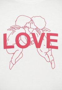 Tecido branco com uma ilustração vermelha de dois querubins a beijar, com a palavra "AMOR" em destaque em vermelho abaixo deles.