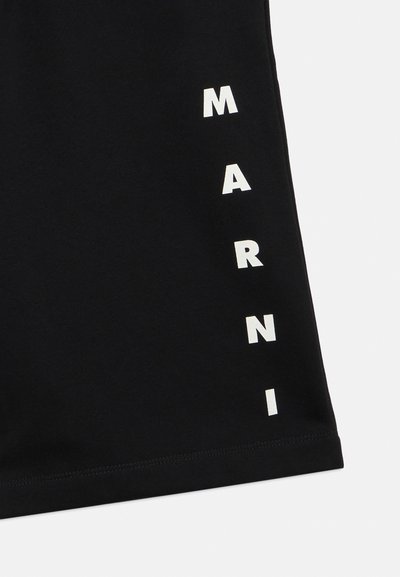 Calções pretos com o logótipo "MARNI" branco vertical na lateral. Feitos de tecido macio com acabamento limpo e bainha costurada.