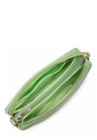 Clutch in pelle verde con finitura testurizzata, dotata di chiusura con zip dorata e numerosi scomparti interni foderati in tessuto verde coordinato.