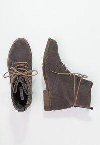 Botas de tobillo de ante gris con punta redonda, cordones beige y suela de goma marrón. Presenta detalles cosidos y un forro interior suave.