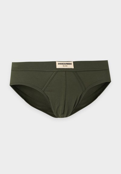 Slip homme vert olive avec surpiqûres sur le panneau avant et une étiquette blanche portant l’inscription DSQUARED2 MILANO sur la ceinture.