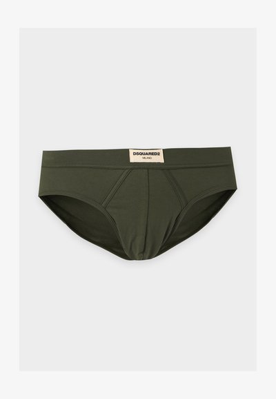 Slip homme vert olive avec surpiqûres sur le panneau avant et une étiquette blanche portant l’inscription DSQUARED2 MILANO sur la ceinture.