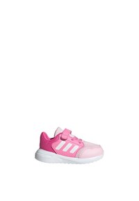 Chaussure de sport rose avec une tige en mesh texturé, un design à trois bandes blanches et une sangle à velcro. Elle est dotée d'une semelle blanche robuste et d'un bout rond.