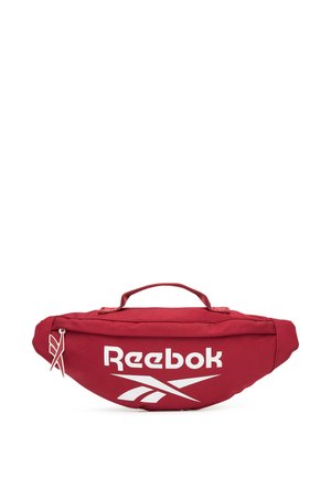 Riñonera roja de Reebok con logo blanco, asa superior y cierre de cremallera sobre un fondo blanco.