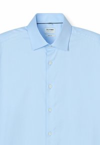 Hellblaues Hemd mit Knopfleiste, strukturiertem Muster, Kent-Kragen und fünf Knöpfen vorne. Hergestellt aus gewebtem Stoff.