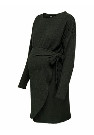 Robe de maternité noire texturée à manches longues avec ceinture à nouer autour de la taille et ourlet arrondi, conçue pour le confort pendant la grossesse.
