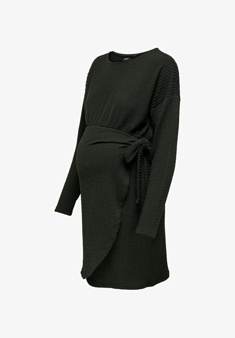 Robe de maternité noire texturée à manches longues avec ceinture à nouer autour de la taille et ourlet arrondi, conçue pour le confort pendant la grossesse.
