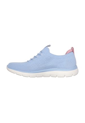 Scarpe da ginnastica azzurro chiaro realizzate in mesh traspirante, con una parte superiore testurizzata, suola bianca e dettagli rosa sulla linguetta del tallone.