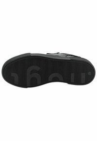 Sole di sneaker nera con gomma testurizzata per grip, caratterizzata da scanalature e design del logo in rilievo, forma piatta e costruzione robusta.