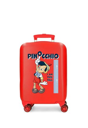 Maleta roja con el personaje de Pinocho señalando hacia arriba, con texto "PINOCCHIO" y gráfico de medición de altura etiquetado "I AM THIS TALL."