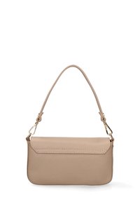 Borsa a tracolla in pelle beige con una sola tracolla, forma rettangolare, superficie testurizzata e chiusura a pattina; presenta accessori in metallo color oro.