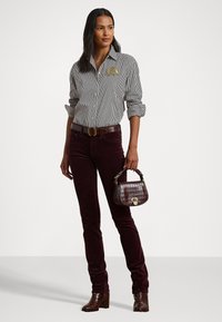 Lauren Ralph Lauren STRETCH CORDUROY STRAIGHT TROUSER - Hlače - pinot noir