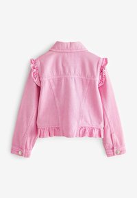 Veste en denim rose avec des accents froncés sur les épaules et un ourlet froncé. Conçue avec des manches longues et un col.