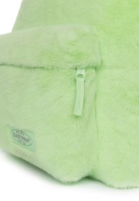 Grüne Plüschtasche mit weicher Textur, Reißverschlussverschluss und gummiertem Logo-Patch. Die abgerundete Form erhöht ihre haptische Anziehung.
