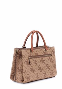 Bolso tote beige con patrón de logo, asas de cuero y cierre con cremallera. Cuenta con un bolsillo frontal y un diseño estructurado.