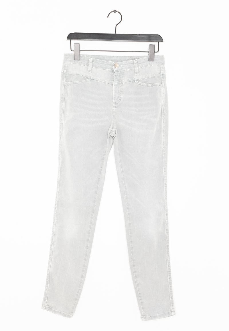 Jeans de mezclilla gris claro con corte slim, bolsillos frontales y cinturilla estándar. Presentan un ligero desgaste y un cierre de botón metálico.