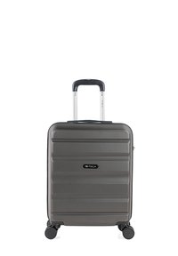 Maleta compacta gris de carcasa dura con cuatro ruedas giratorias y asa telescópica extendida.