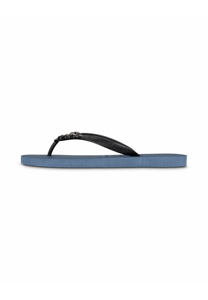 Zwarte flip-flop met een gestructureerde band en decoratieve hardware, voorzien van een blauwe rubberen zool. Plat ontwerp met een minimalistische stijl.